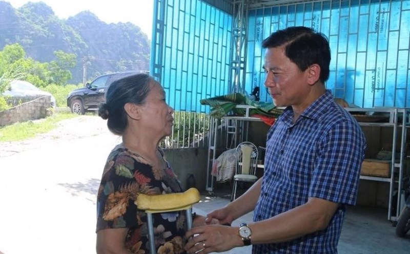 Ông Đỗ Trọng Hưng - Ủy viên TƯ Đảng, Bí thư Tỉnh ủy Thanh Hóa trò chuyện với gia đình thuộc diện giải tỏa cho dự án. Ảnh: Trần Lâm
