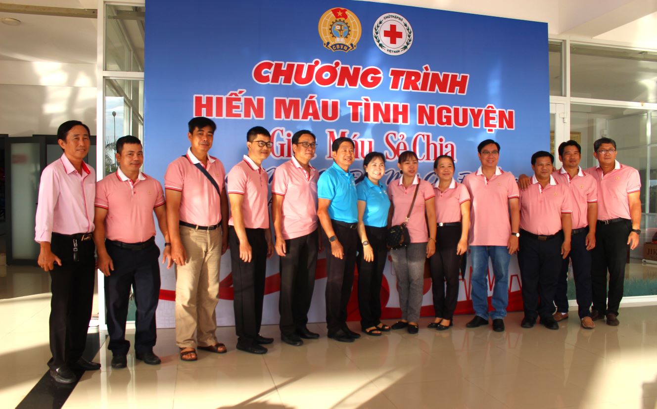 On August 27, 2024, 500 union members, workers and employees in Long Xuyen city participated in the second round of 2024 Voluntary Blood Donation Program. Photo: Lam Dien