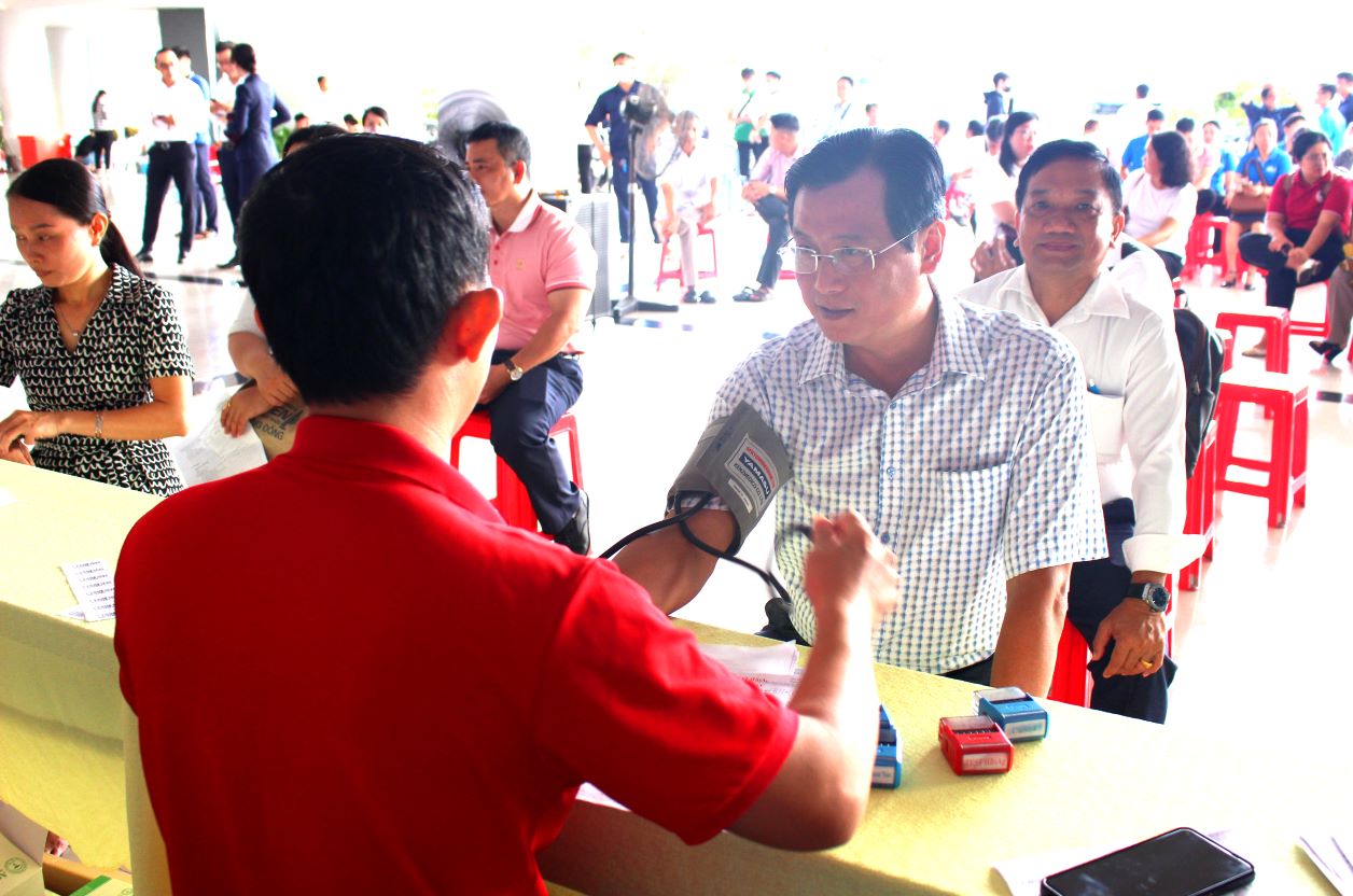 Perform a blood test before donating blood. Photo: Lam Dien