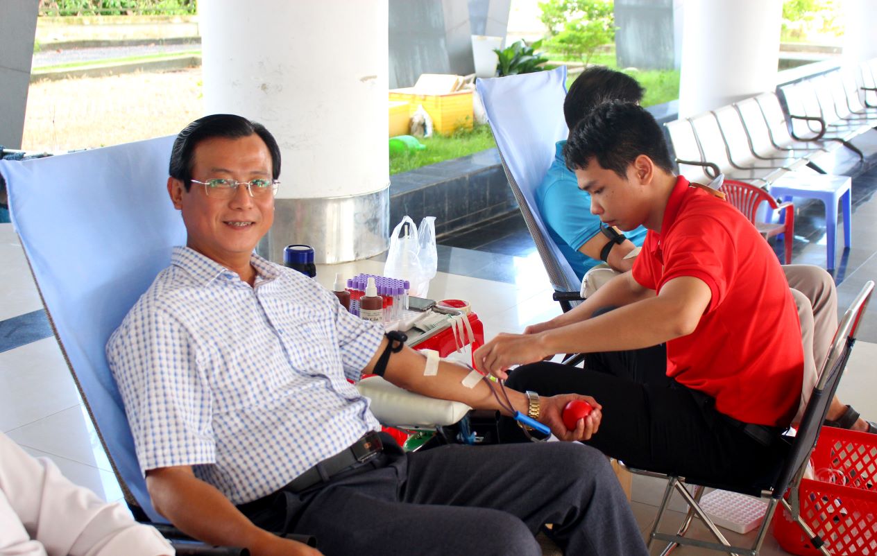 Vice Chairman of the Confederation of Labor of An Giang province Nguyen Nhat Tien conducts a voluntary blood donation. Photo: Lam Dien