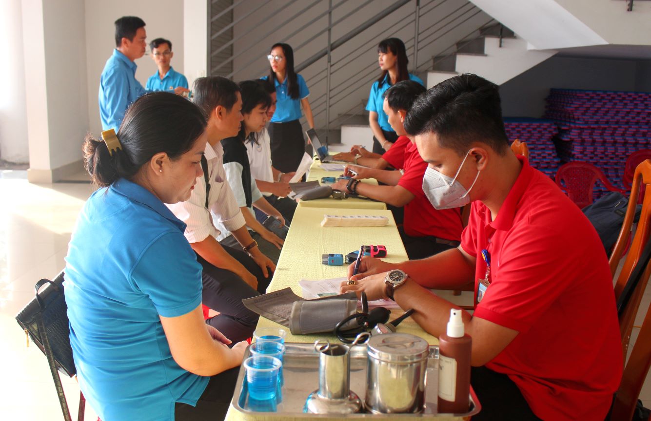 Carry out registration procedures. Photo: Lam Dien