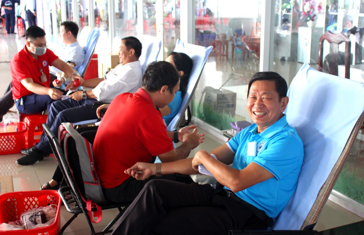 Typical friendly smile of union members participating in voluntary blood donation. Photo: Lam Dien