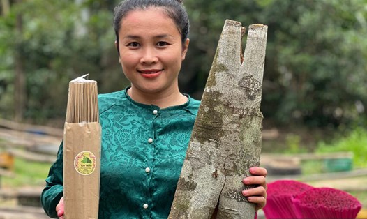 Trang Thị Hồng Thúy ở Quảng Ngãi với sản phẩm nhang sạch làm từ vỏ quế. Ảnh: Viên Nguyễn