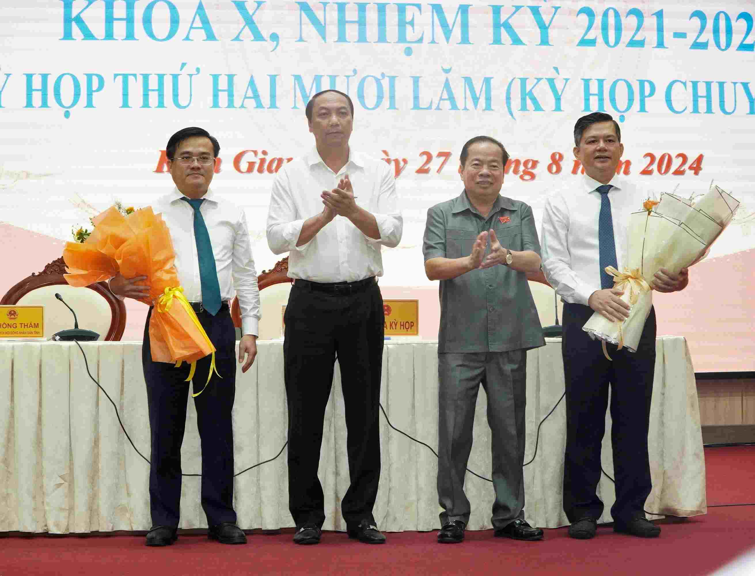 Leaders of Kien Giang province gave congratulatory flowers to Mr. Giang Thanh Khoa (right cover) and Mr. Nguyen Thong Nhat (left cover). Photo: Nguyen Anh