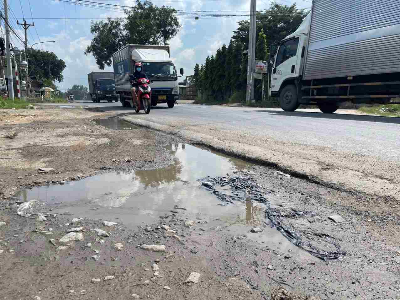 The road is narrow enough for only 2 cars to avoid each other, motorbikes are often forced to the side of the road, which is very dangerous.