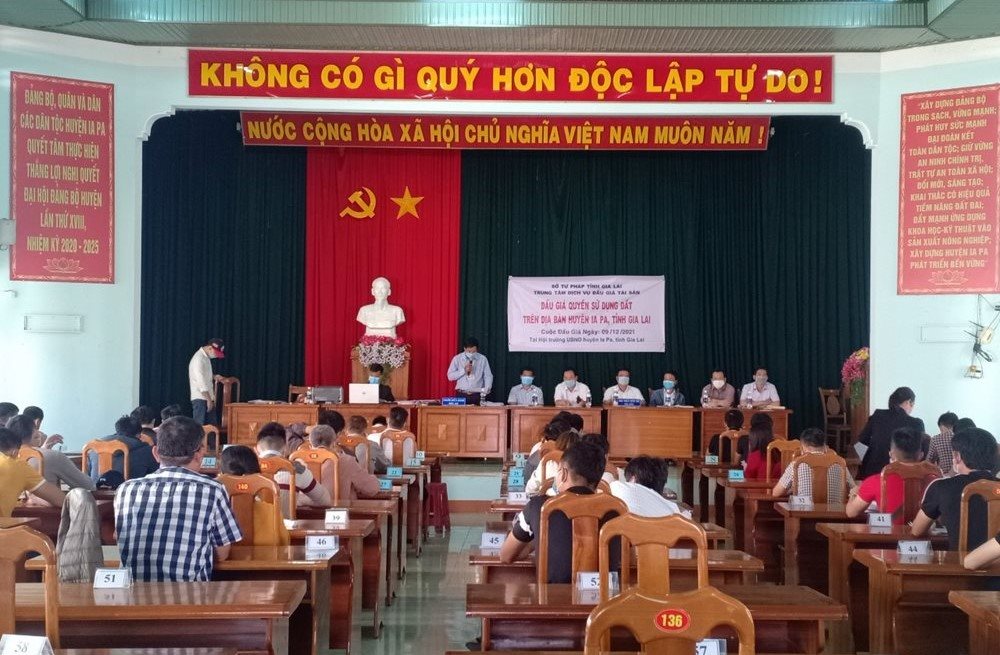 Nhiều lô đất đấu giá được kê khai chuyển nhượng thấp hơn giá trúng đấu giá. Trong ảnh là một phiên đấu giá đất được tổ chức tại tỉnh Gia Lai. Ảnh: Gialai.gov.vn