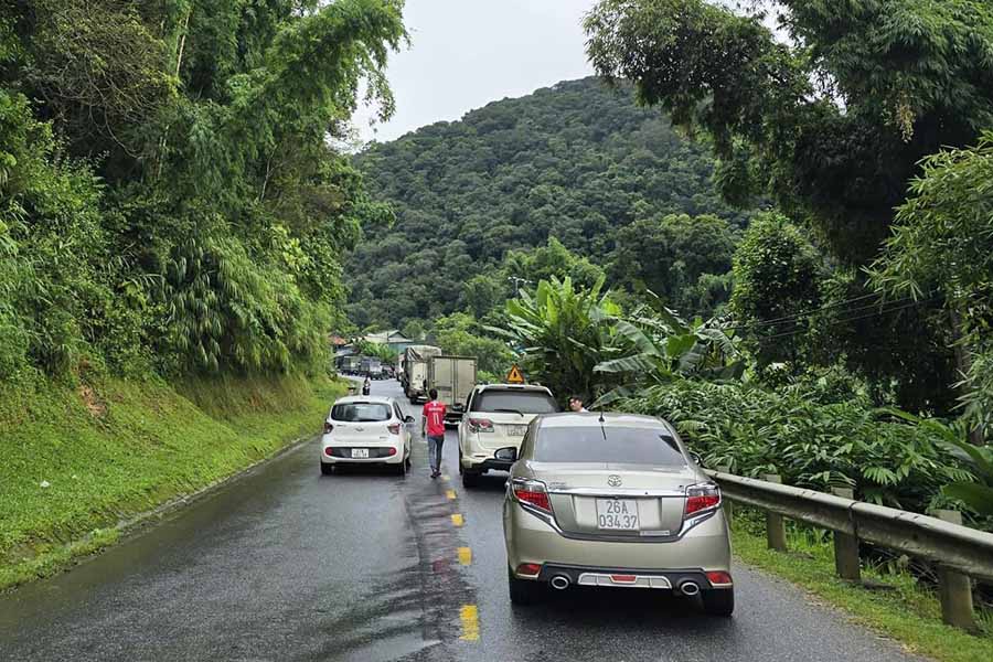 Sạt lở tại Km43+210 gây tắc đường trên Quốc lộ 279. Ảnh: QH