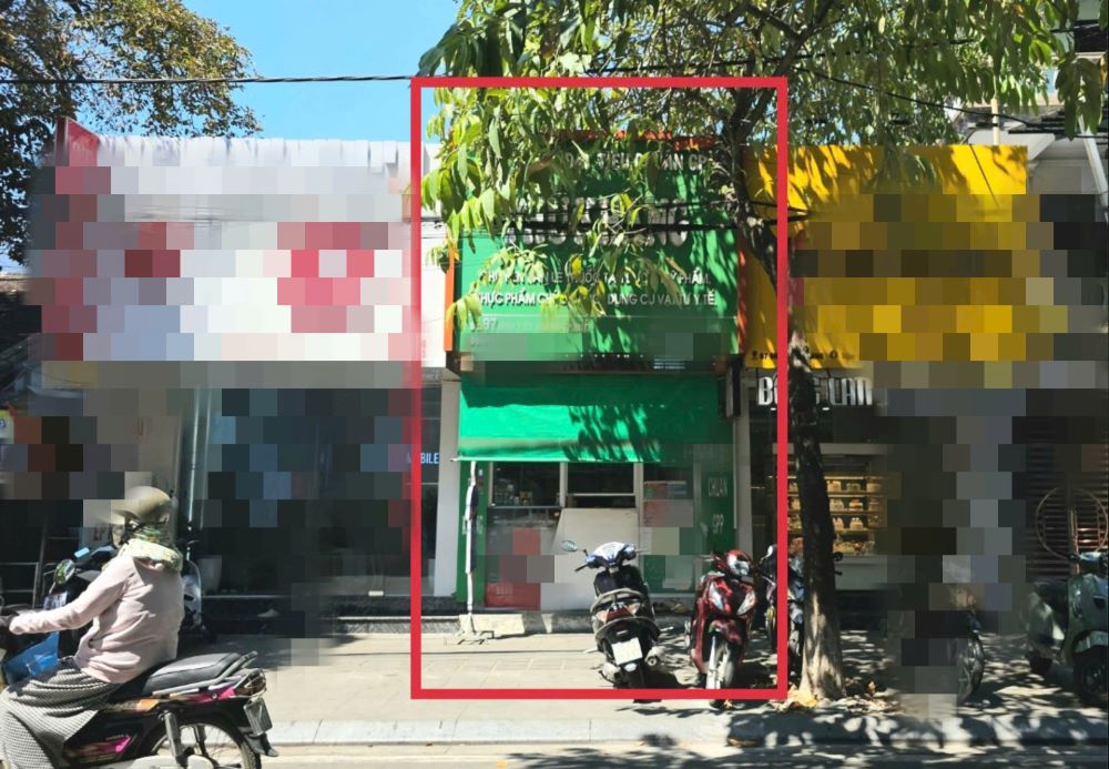 Nhà thuốc Phú Khang (địa chỉ tại số 97 Đinh Tiên Hoàng, TP Huế) bị xử phạt 15 triệu đồng vì bán thuốc giả. Ảnh: Phúc Đạt.