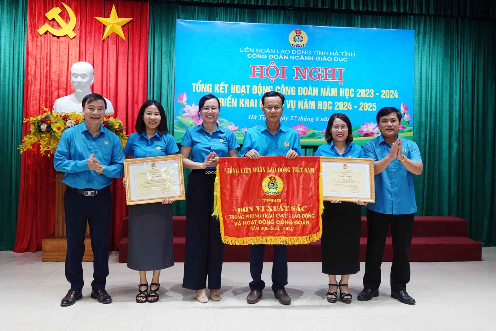 Trao Cờ thi đua và Bằng khen của Tổng LĐLĐ Việt Nam cho tập thể, cá nhân của Công đoàn Giáo dục Hà Tĩnh. Ảnh: Trần Tuấn