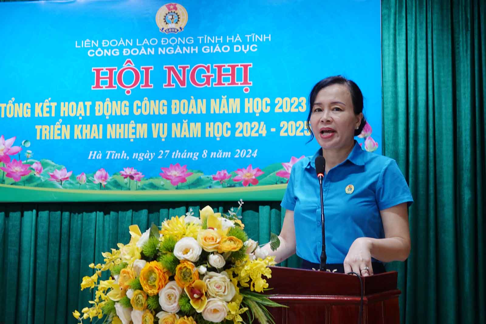 Ms. Tang Thi Linh Chi - Vice President of the Confederation of Labor of Ha Tinh province made a speech recognizing and appreciating the operational results of the Ha Tinh Education Sector Union in the 2023 - 2024 school year, especially the work of taking care of union interests. pellets. At the same time, we hope that in the new school year, Ha Tinh Education Union will continue to promote and innovate, bringing union activities to achieve even better results. Photo: Tran Tuan.