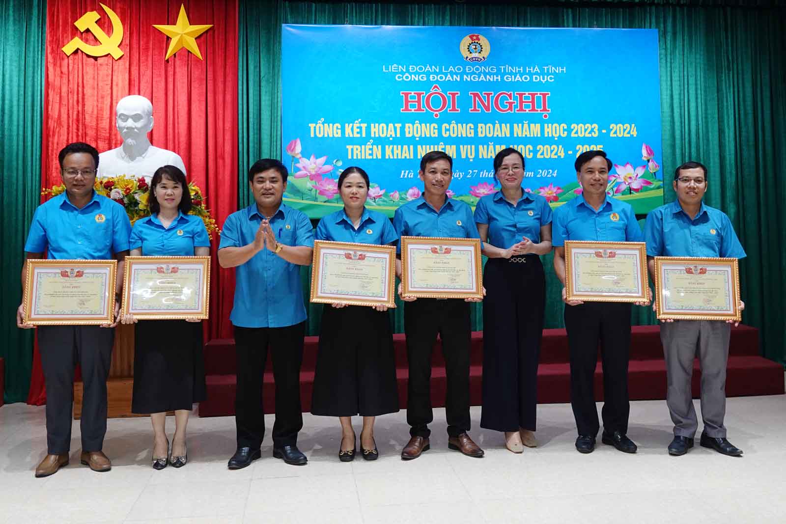 Awarding Certificates of Merit from the Labor Confederation of Ha Tinh province to groups and individuals. Photo: Tran Tuan.