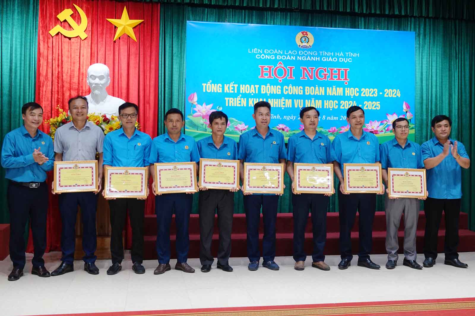 Awarded Certificate of Merit from Vietnam Education Union. Photo: Tran Tuan.