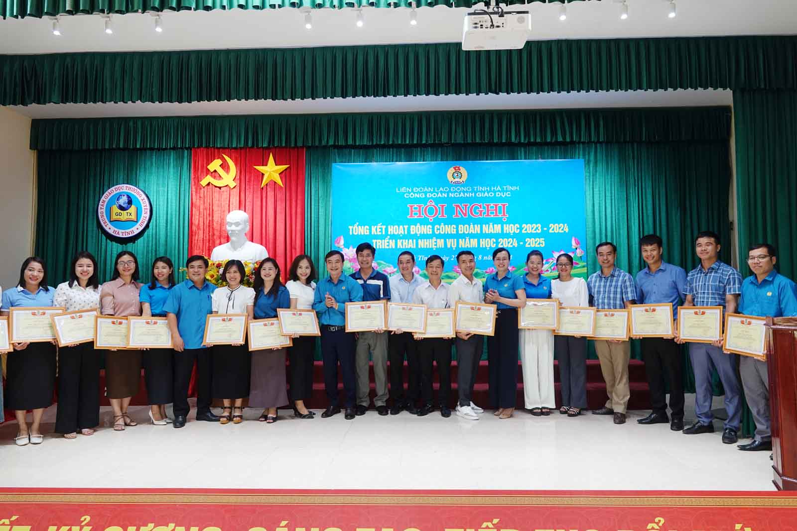 Awarding certificates of merit from the Ha Tinh Education Union to individuals participating in the Singing Festival for Ha Tinh labor officials and employees with high achievements. Photo: Tran Tuan.