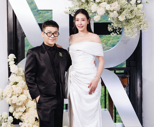 Hoa hậu Hà Kiều Anh đến chúc mừng nhà thiết kế Chung Thanh Phong. Ảnh: Khoa DK