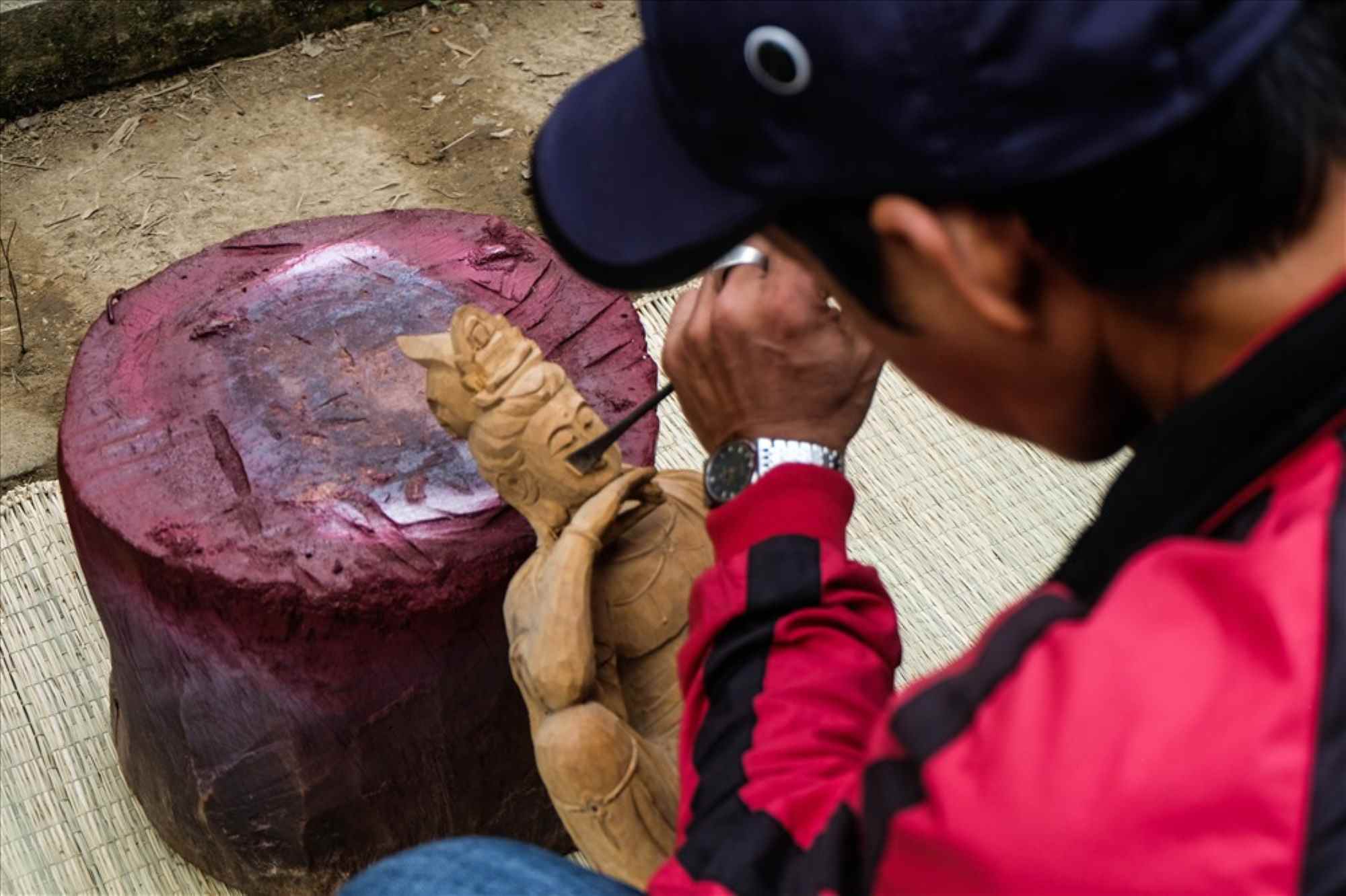 Wood carving demonstration at Kim Bong carpentry village, Hoi An. Photo: Nguyen Linh