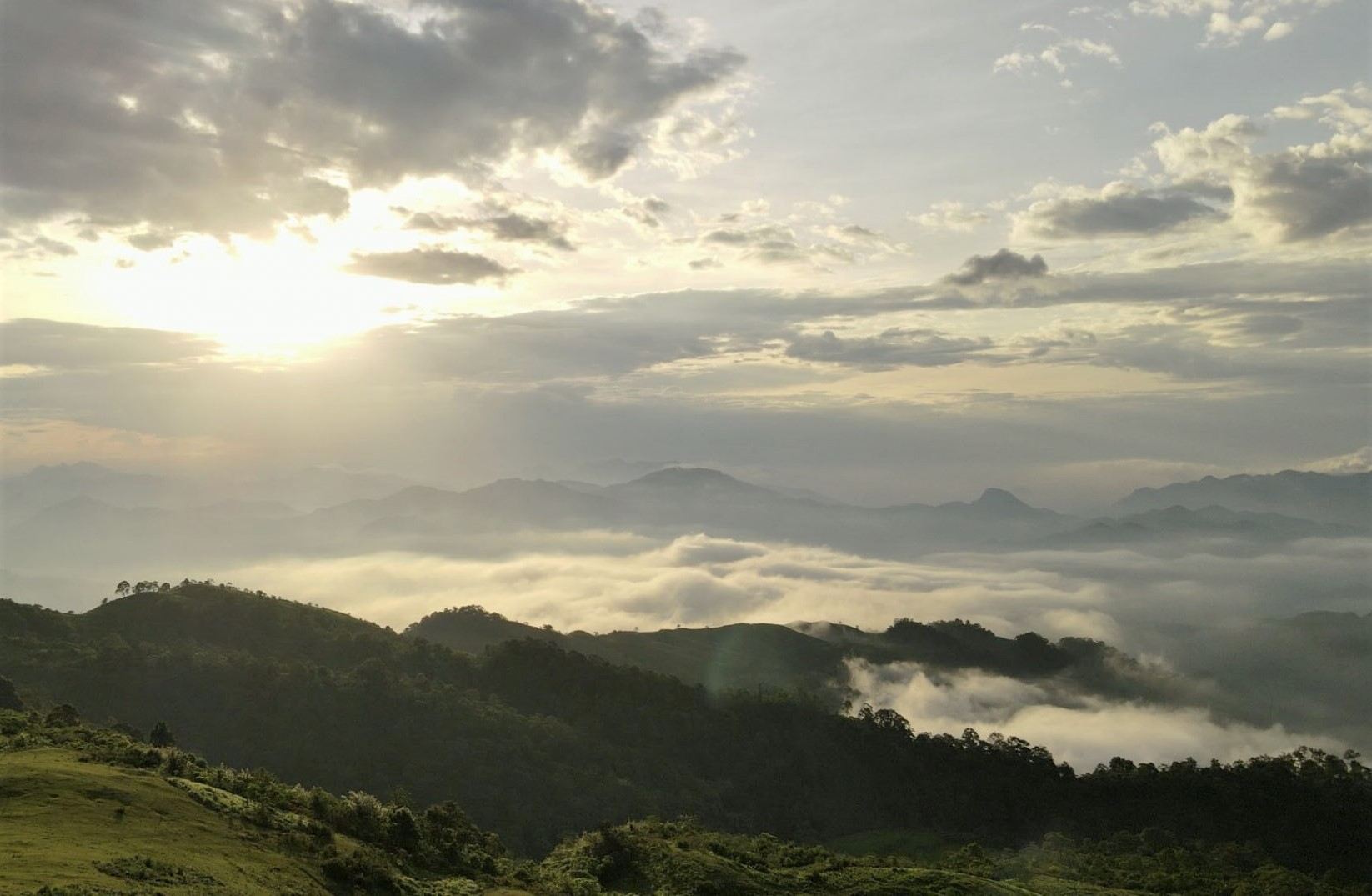 Cloud hunting at To Bo peak in Van Ho, Son La. Photo: Quang Kien