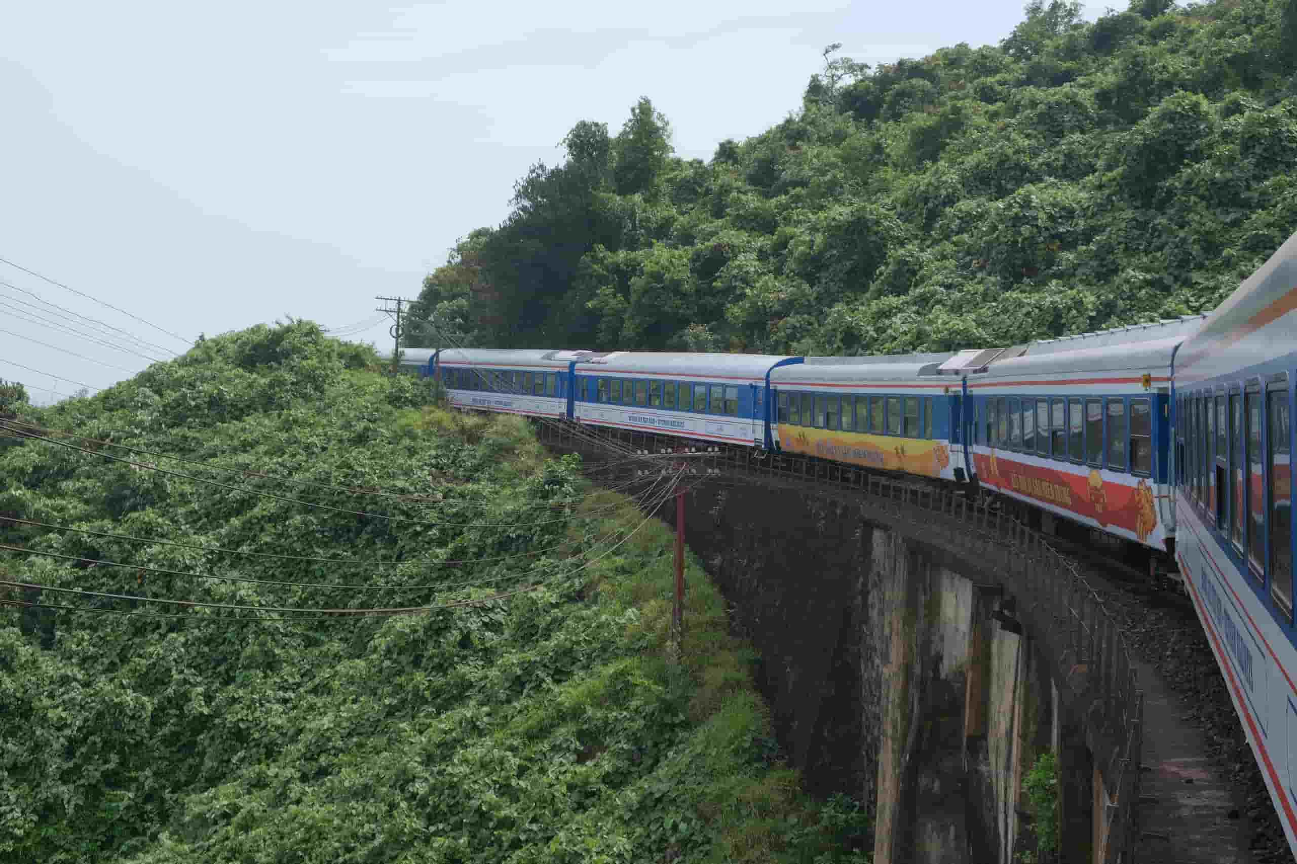 Đoàn tàu du lịch đi qua cung đường sắt đèo Hải Vân. Ảnh: Phúc Đạt
