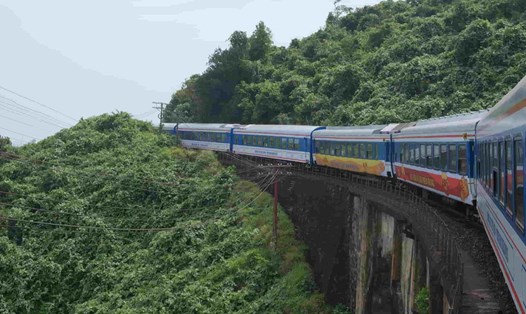 Đoàn tàu du lịch đi qua cung đường sắt đèo Hải Vân. Ảnh: Phúc Đạt