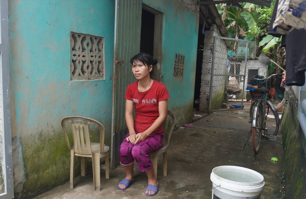 Being subject to suspension and collection of money from the toxic chemical regime, Ms. Mach Thi Thiet (31 years old, in Cong Liem commune, Nong Cong district) has no money to repay, because her family is in a difficult situation. the poorest in the commune. Photo: Quach Du (Taken in November 2022)