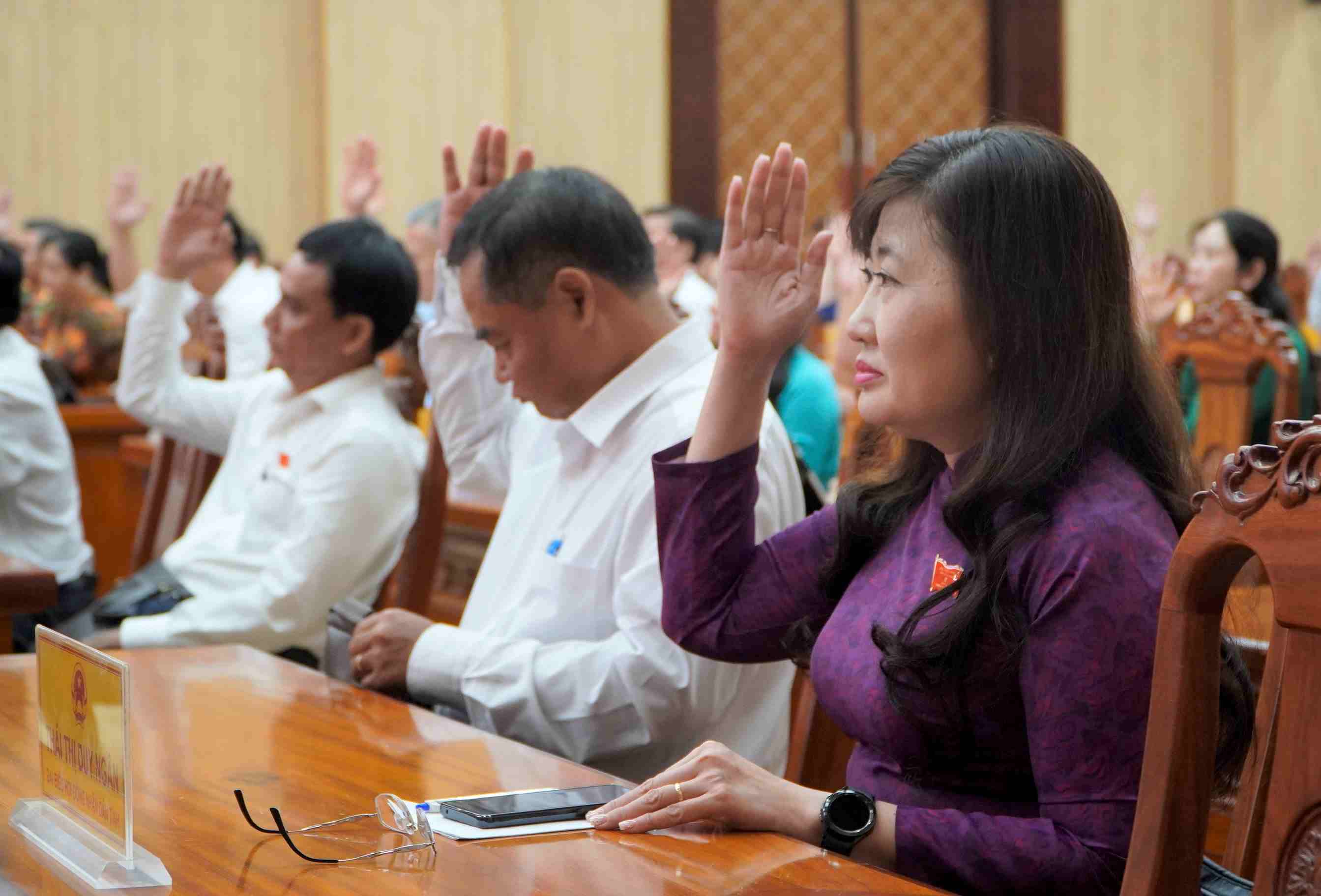 Đại biểu HĐND tỉnh Kiên Giang biểu quyết thông qua các dự thảo nghị quyết, trong đó có sắp xếp đơn vị hành chính cấp xã thuộc TP Rạch Giá. Ảnh: Nguyên Anh