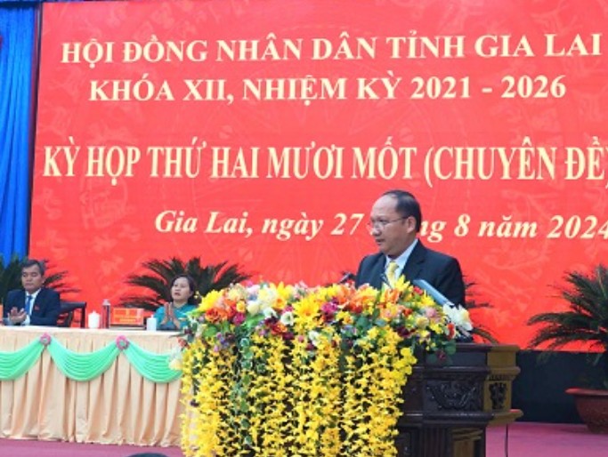 Mr. Rah Lan Chung - new Chairman of Gia Lai Provincial People's Committee delivered a speech accepting his duties. Photo: Thanh Tuan