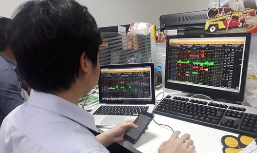 Nhà đầu tư chứng khoán đang có nhiều cơ hội khi nhiều nhóm cổ phiếu có đà tăng tốt. Ảnh: Lê Toàn