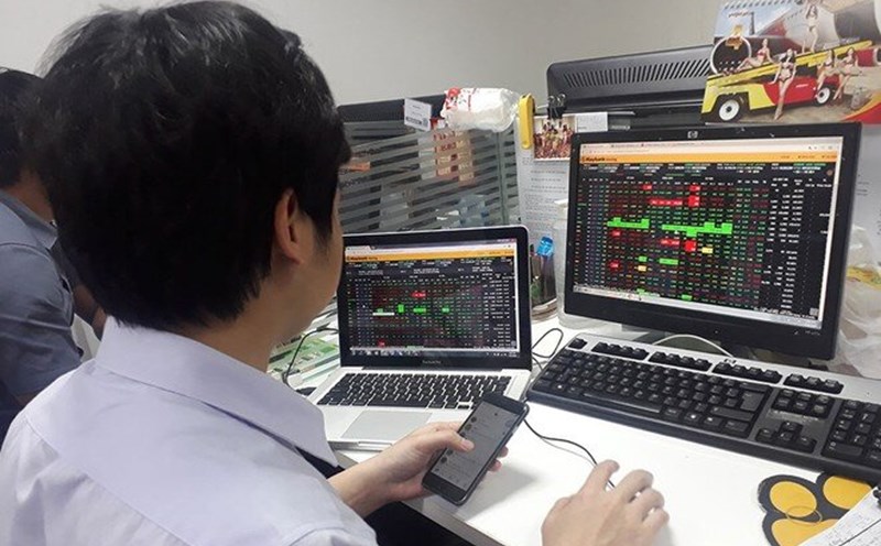 Nhà đầu tư chứng khoán đang có nhiều cơ hội khi nhiều nhóm cổ phiếu có đà tăng tốt. Ảnh: Lê Toàn