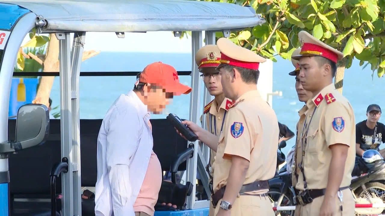 Lực lượng chức năng kiểm tra xe điện 4 bánh tại TP Đồng Hới. Ảnh: C. Hoàng