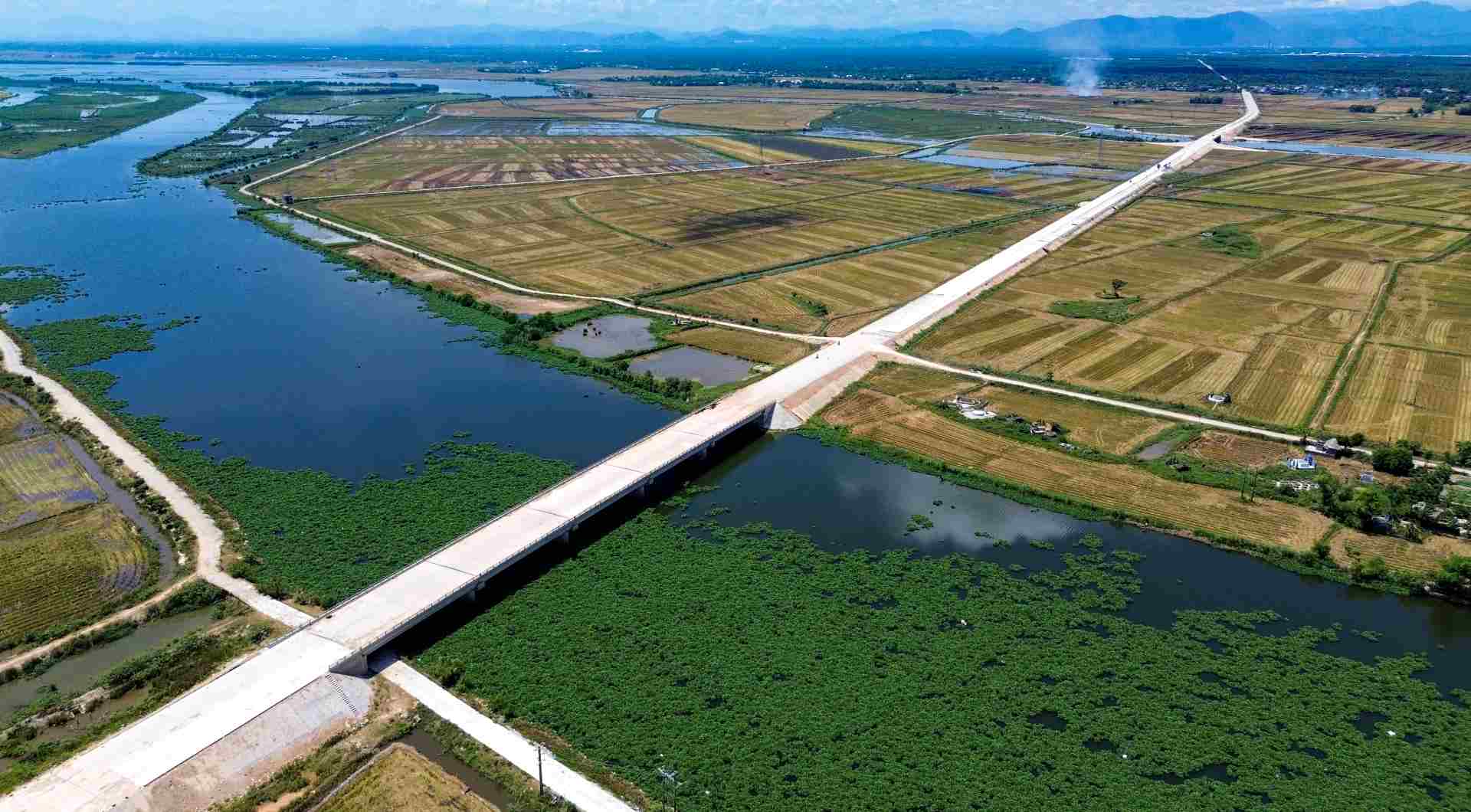 According to the Traffic Construction Investment Project Management Board of Thua Thien Hue province, currently the entire route of the Phong Dien - Dien Loc rescue road project has completed more than 70% of the volume of items. The items that need to be constructed early to overcome floods and prevent rain and storms have been basically completed.