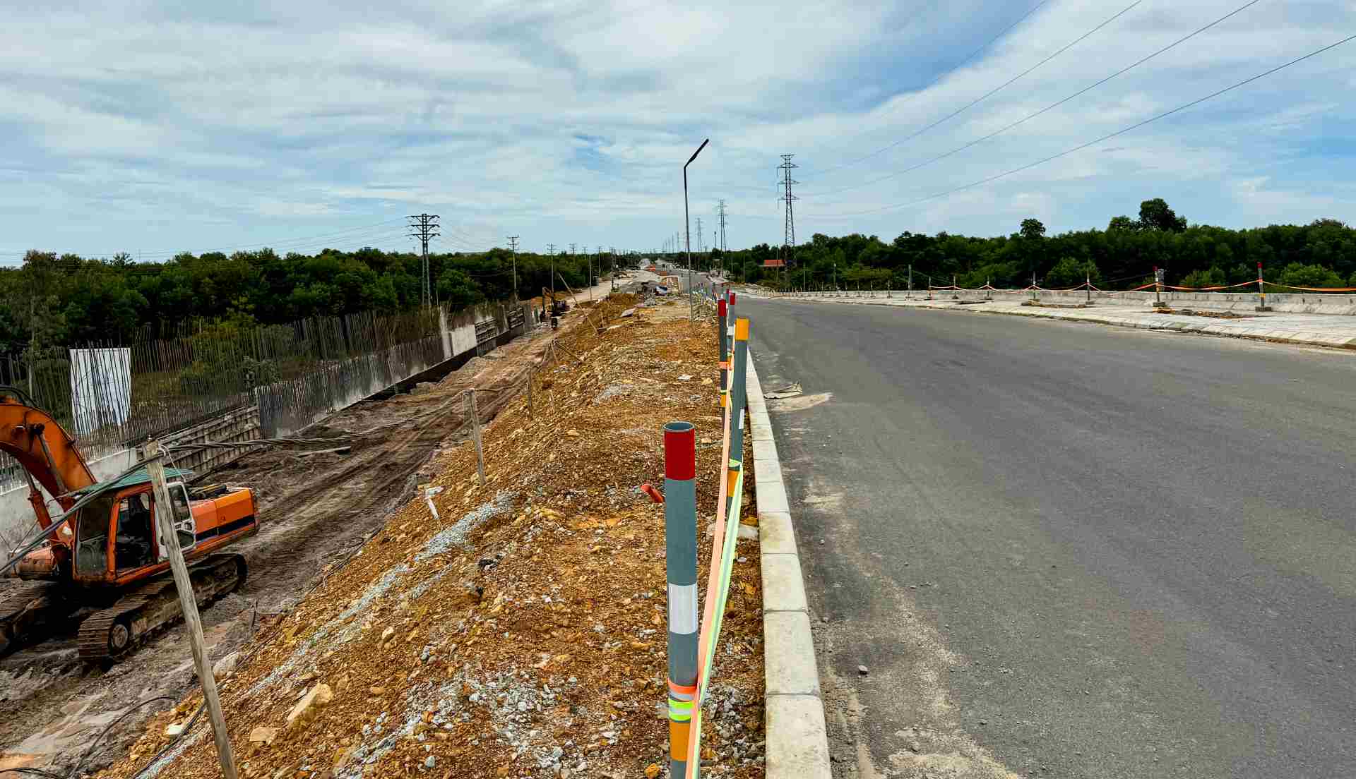 After being arranged to increase capital and actively carry out relocation and site clearance work, the Phong Dien - Dien Loc rescue road project is currently in the sprint construction phase.