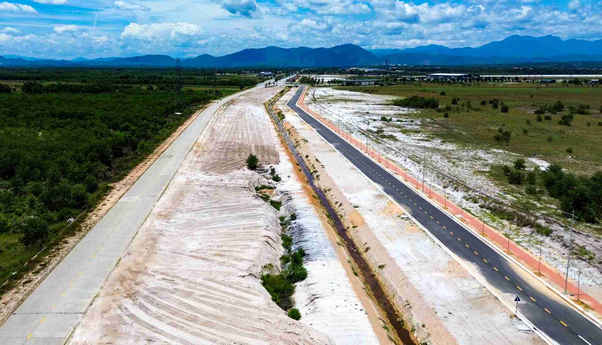 The entire route is open to one-way traffic from Phong Dien town to Highway 49B to Dien Loc beach. The project is expected to be completed and put into operation by the end of 2024.