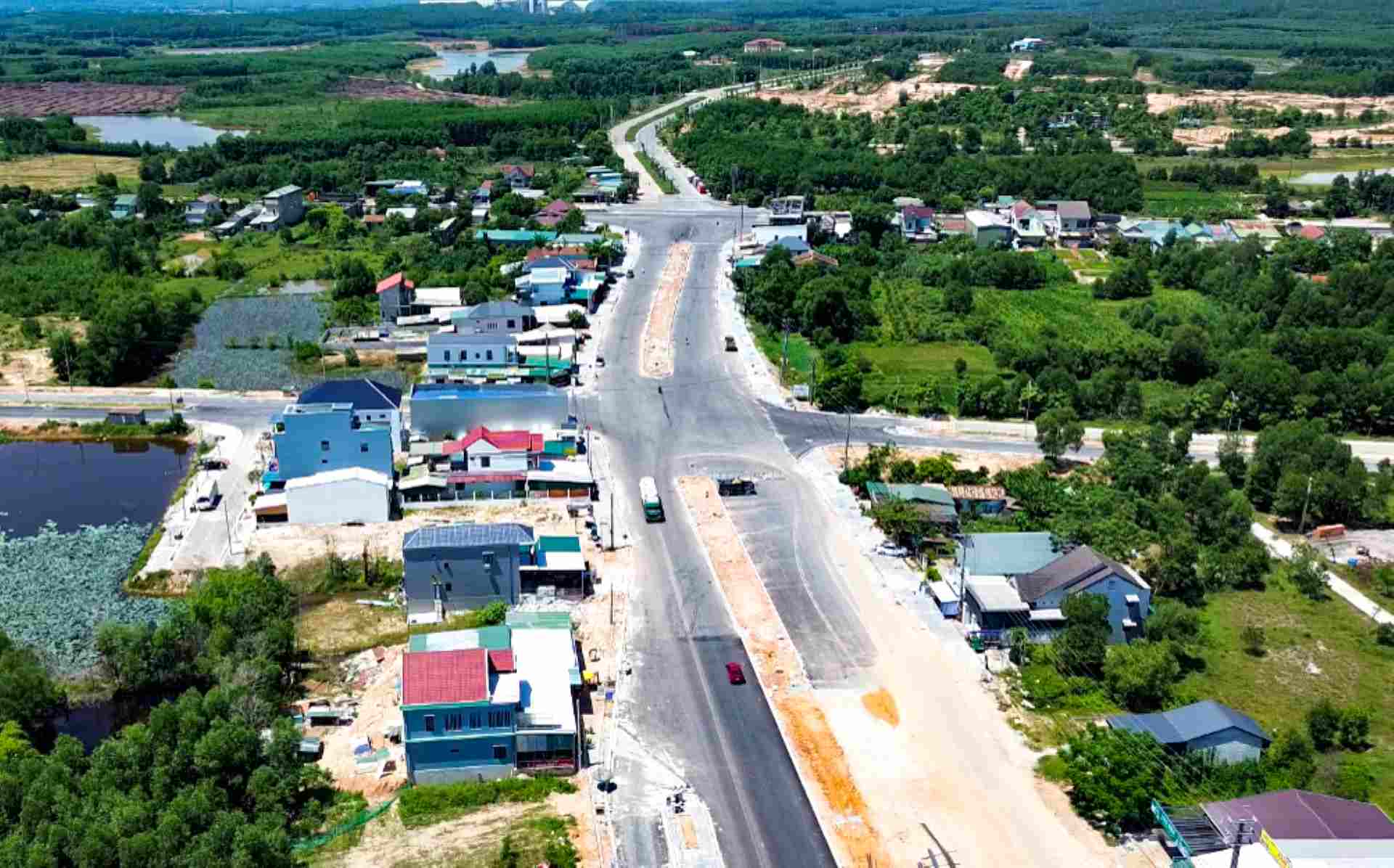 In particular, the entire route is open to one-way traffic from Phong Dien town to Highway 49B to Dien Loc beach. The project is expected to be completed and put into operation by the end of this year.