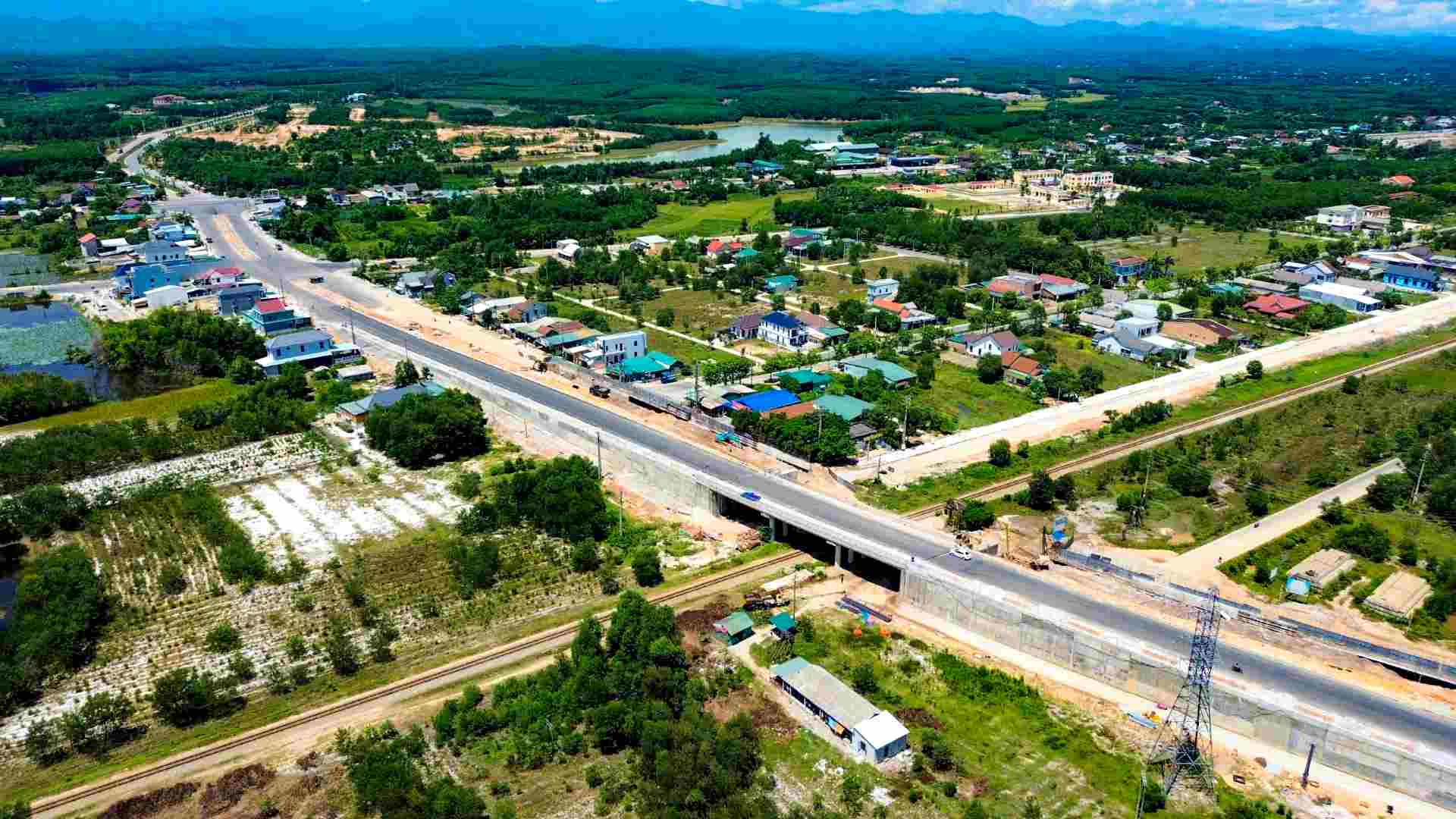 The railway overpass project belongs to the Phong Dien - Dien Loc rescue road project with one-way traffic. On the other side, the contractor is constructing retaining walls, bored piles, bridge beams that have basically been cast, and many other items.