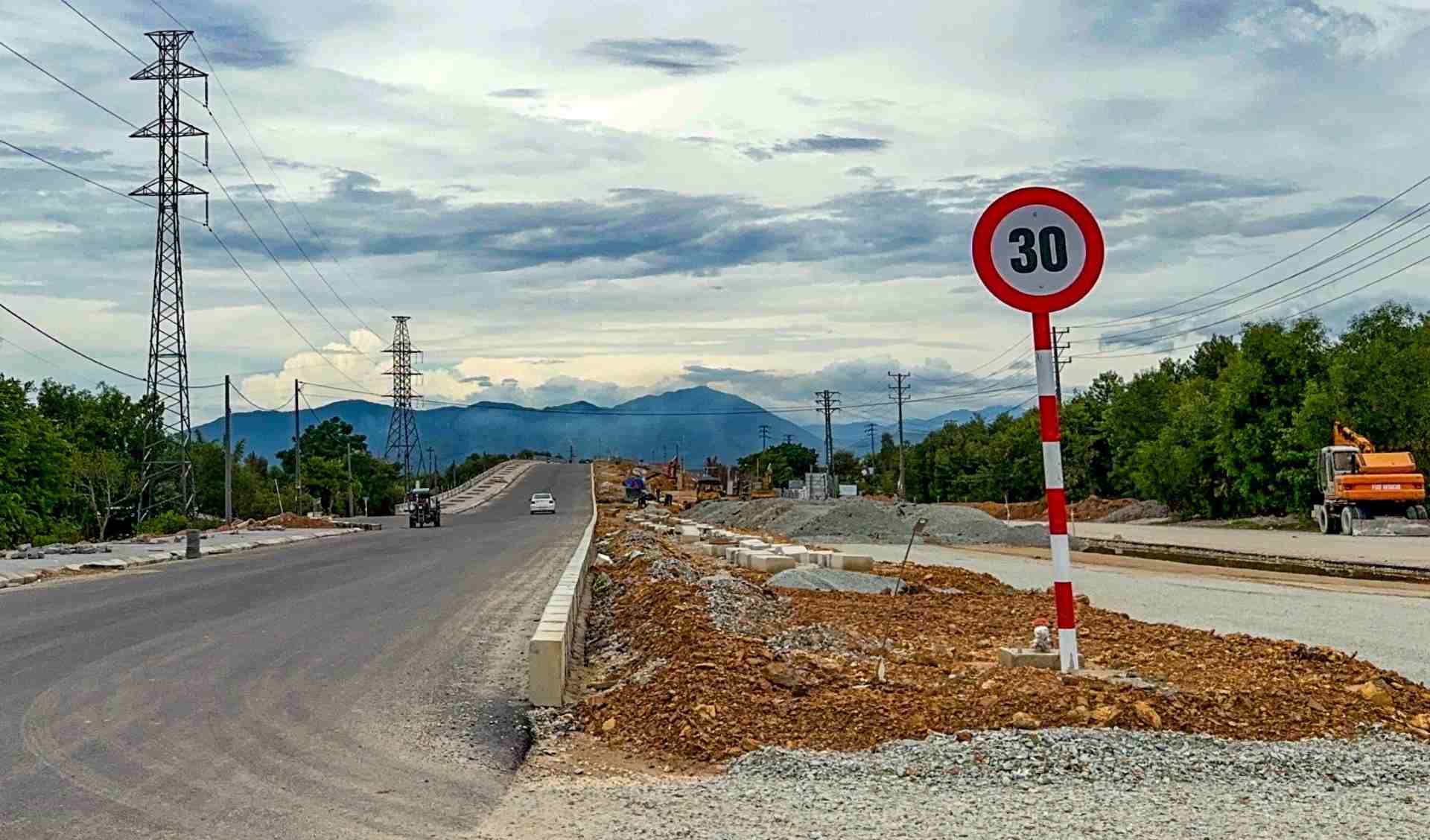 Accordingly, the Phong Dien - Dien Loc rescue road project (Thua Thien Hue) was started in 2012 with a total length of 16.25km. The starting point intersects with National Highway 1A at Phong Dien, the ending point is at Dien Loc commune beach.