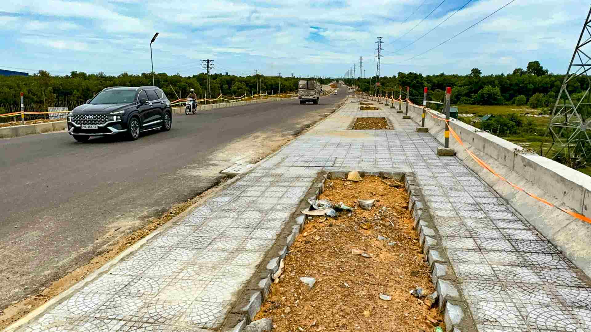 The project has a total investment of more than 671 billion VND to improve infrastructure in the Tam Giang - Cau Hai lagoon area, proactively prevent natural disasters, and develop socio-economic development. Besides road construction, the project has additional bridge construction items (including residential bridges, railway overpasses) and intersections.