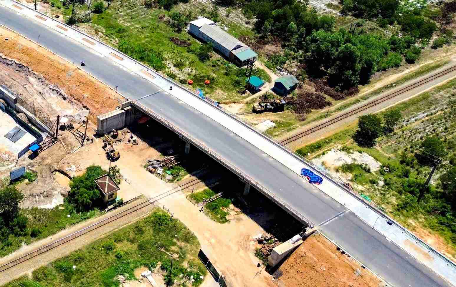 The reason is that this project is in the list of projects allocated capital from the Central Rescue Road Construction Program. However, after the Government tightened public investment, this project had to temporarily suspend construction.