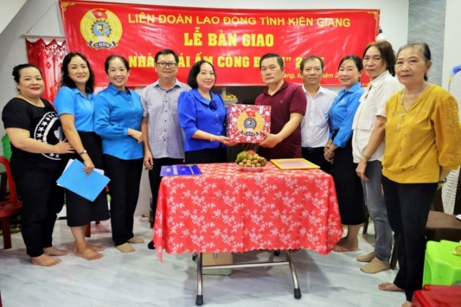 Bàn giao nhà Mái ấm Công đoàn cho đoàn viên Long. Ảnh: Xuân Nhi