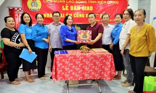 Bàn giao nhà Mái ấm Công đoàn cho đoàn viên Long. Ảnh: Xuân Nhi