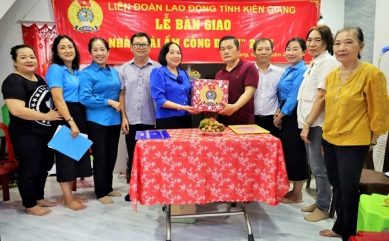 Bàn giao nhà Mái ấm Công đoàn cho đoàn viên Long. Ảnh: Xuân Nhi