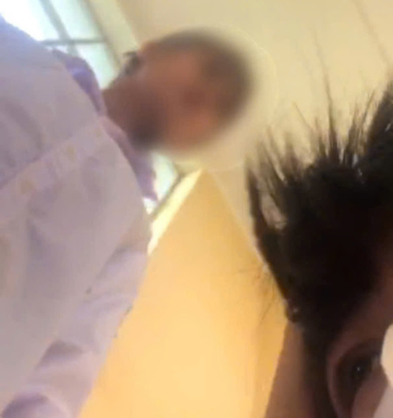 Nữ sinh M.A ở Trường THPT Thanh Miện 3 (Hải Dương) bị bạn hành hung tại cầu thang trường học. Ảnh: Cắt từ Clip