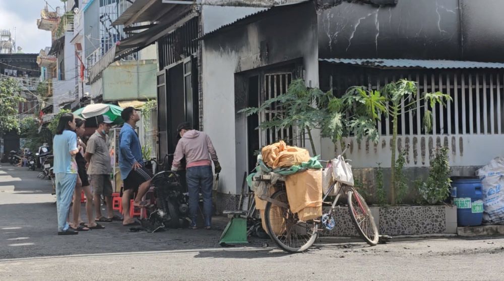 Căn nhà bị cháy ở quận Bình Tân, 4 người may mắn thoát chết. Ảnh: Đông Hoàng