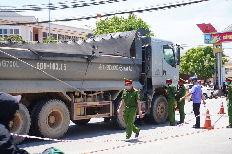 Công an huyện Nghĩa Hành nhanh chóng có mặt tại hiện trường, điều tra nguyên nhân vụ tai nạn. Ảnh: Viên Nguyễn