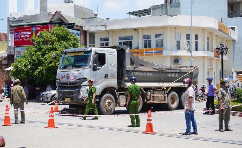 Vụ tai nạn giao thông ngay tại bùng binh thị trấn Chợ Chùa, huyện Nghĩa Hành, tỉnh Quảng Ngãi, khiến một nữ dược sĩ tử vong tại chỗ. Ảnh: Viên Nguyễn