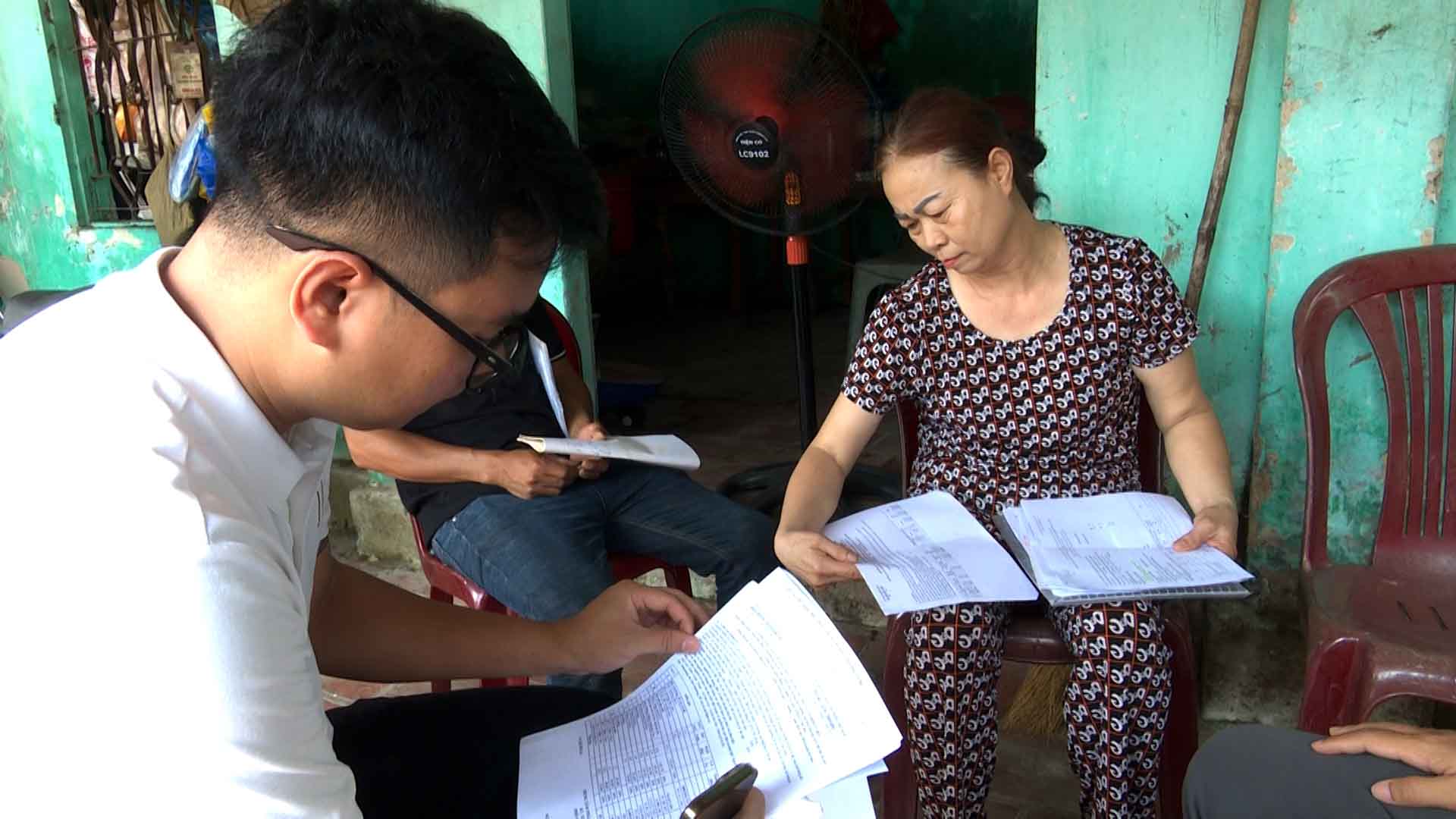 Dân khổ sở vì chính quyền thu hồi sổ đỏ vì cấp sai quy định. Ảnh: Nhóm PV