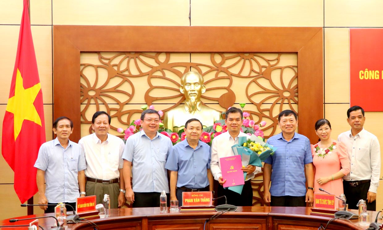 Representatives of relevant industry leaders congratulated Mr. Bui Quoc Nam on being appointed Deputy Chief of the Dong Thap Provincial Party Committee Office. Photo: Thanh Mai