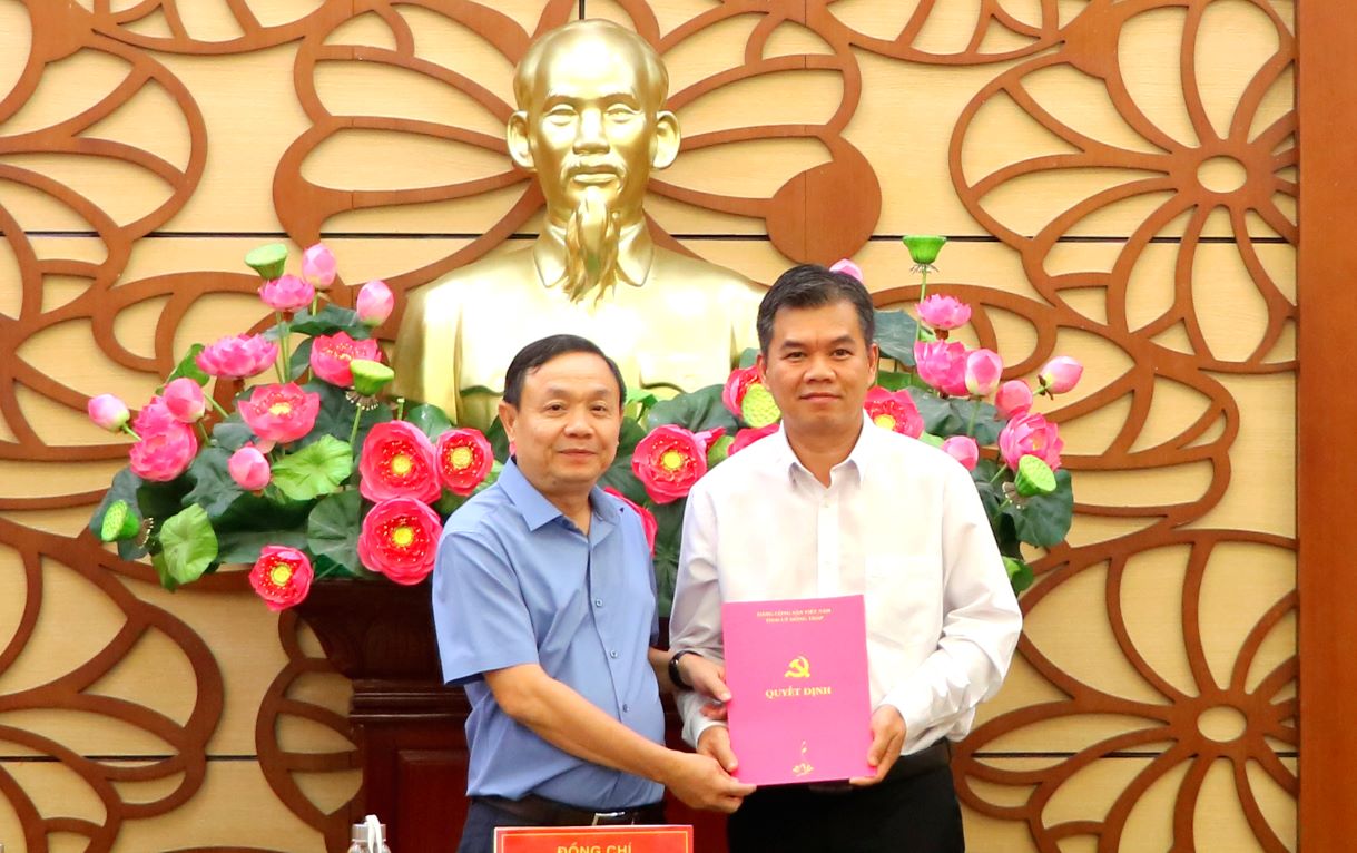 Mr. Phan Van Thang (left) Permanent Deputy Secretary of the Provincial Party Committee, Chairman of Dong Thap Provincial People's Council handed over the Decision to appoint Deputy Chief of the Provincial Party Committee Office to Mr. Bui Quoc Nam. Photo: Thanh Mai