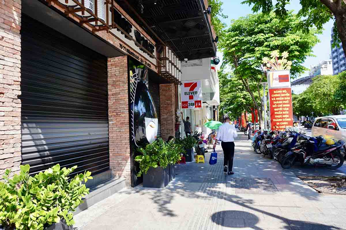 In fact, as noted by Labor on August 17, not only this coffee shop but also many other large stores on streets in the center of Ho Chi Minh City such as Nguyen Hue, Dong Khoi, Mac Thi Buoi... also had to close. doors, many vacant premises.