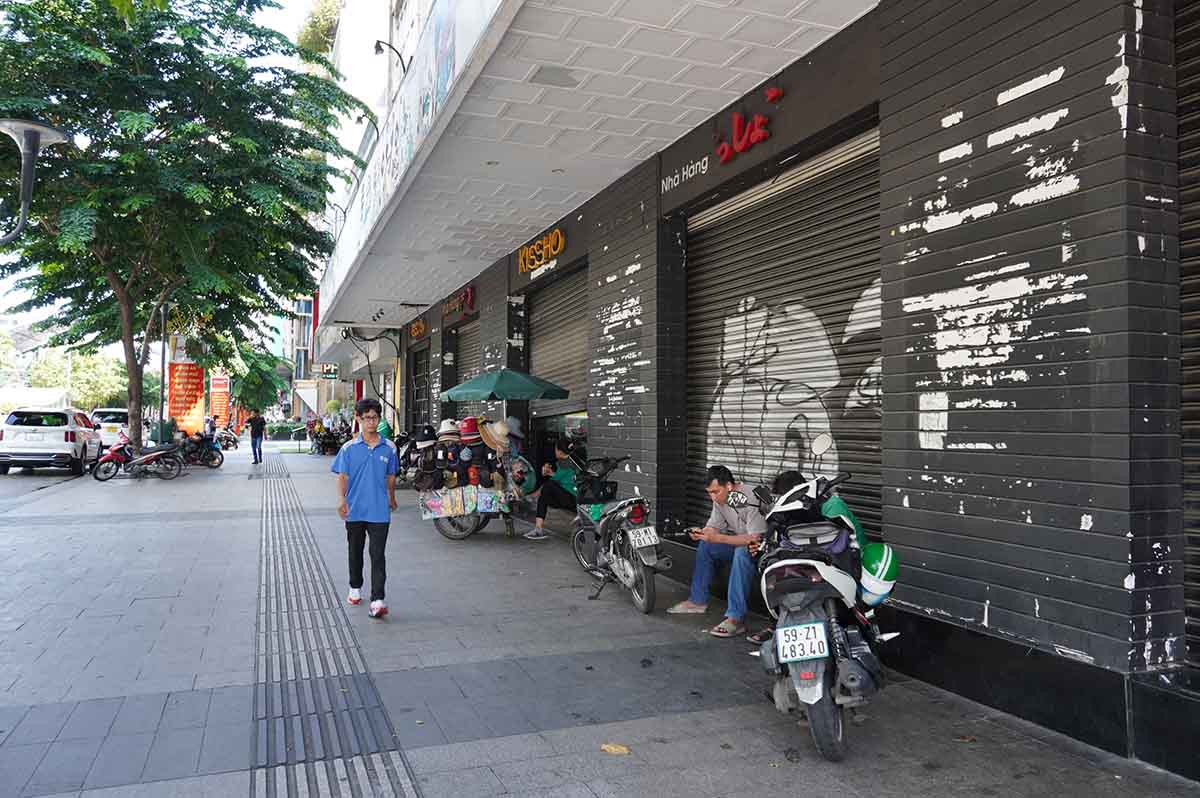 Mr. Lam Van Hung (District 8), a store security guard, said that many stores left one after another because the rent was too high. “The store I work at has to cut staff to save costs. The number of visitors also decreased significantly compared to before," Mr. Hung said.