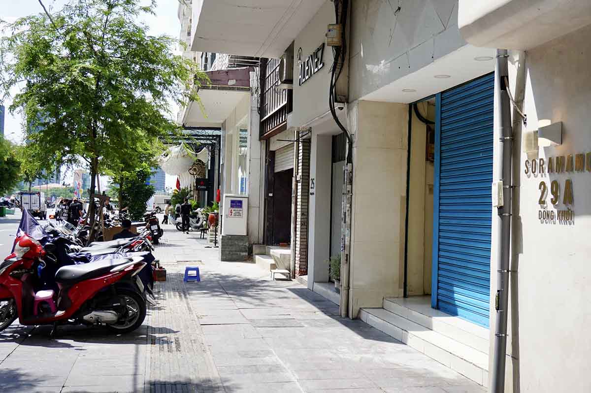 A few meters away, on Dong Khoi Street, a street known as a shopping paradise for many famous brands, there are now spaces with signs for rent.