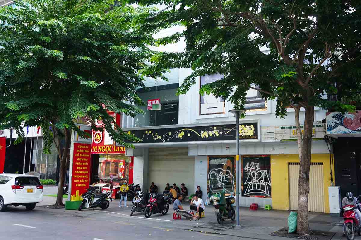 Many vacant premises have graffiti on the walls, becoming unkempt looking street vendors.